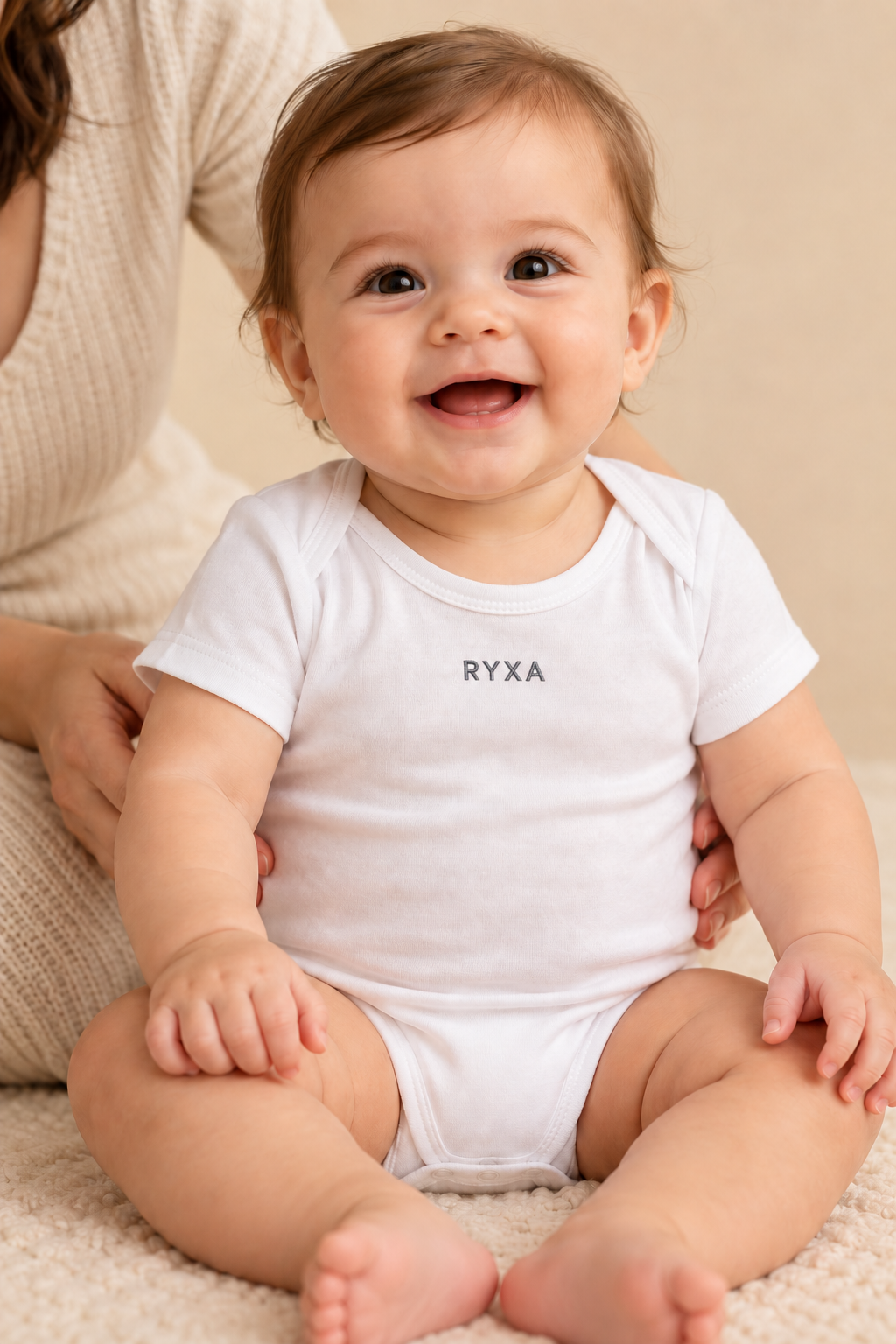رضيع يرتدي بودي RYXA قطنيًا أبيض