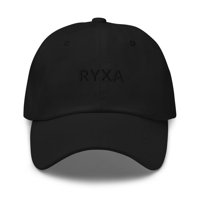 كاب RYXA – أسود بتطريز أمامي