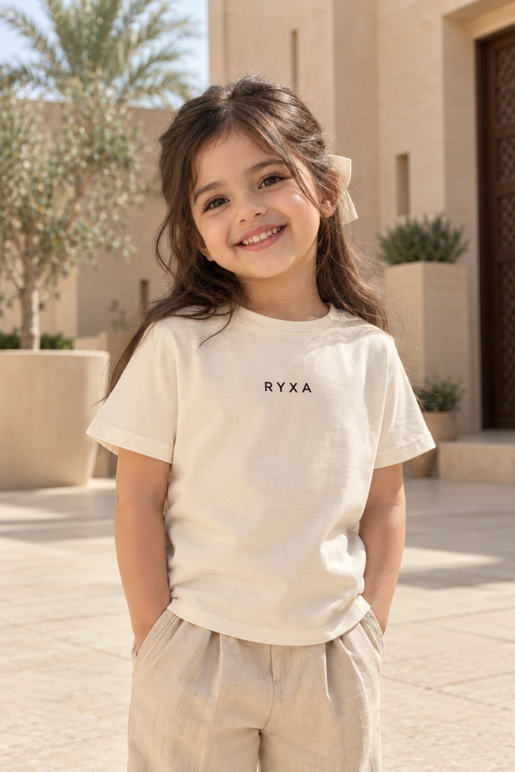 طفلة ترتدي تيشيرت RYXA